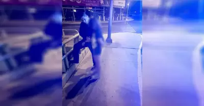 Policas rescatan a joven de la parte alta de puente vial