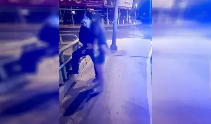 Policas rescatan a joven de la parte alta de puente vial