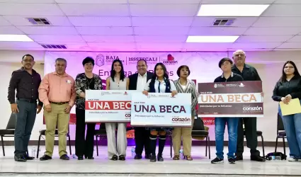 Entregan 640 becas a estudiantes destacados