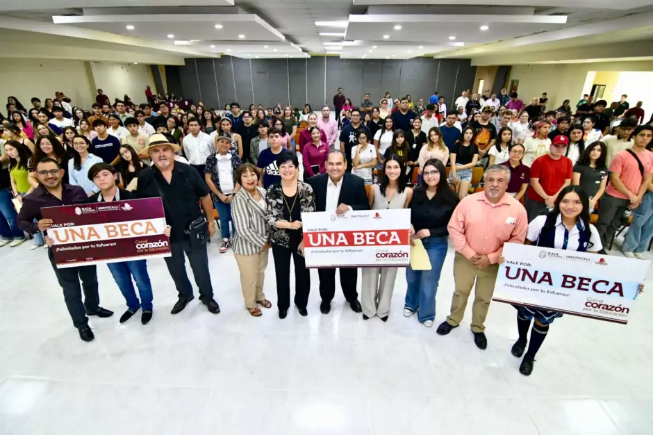 Entregan 640 becas a estudiantes destacados