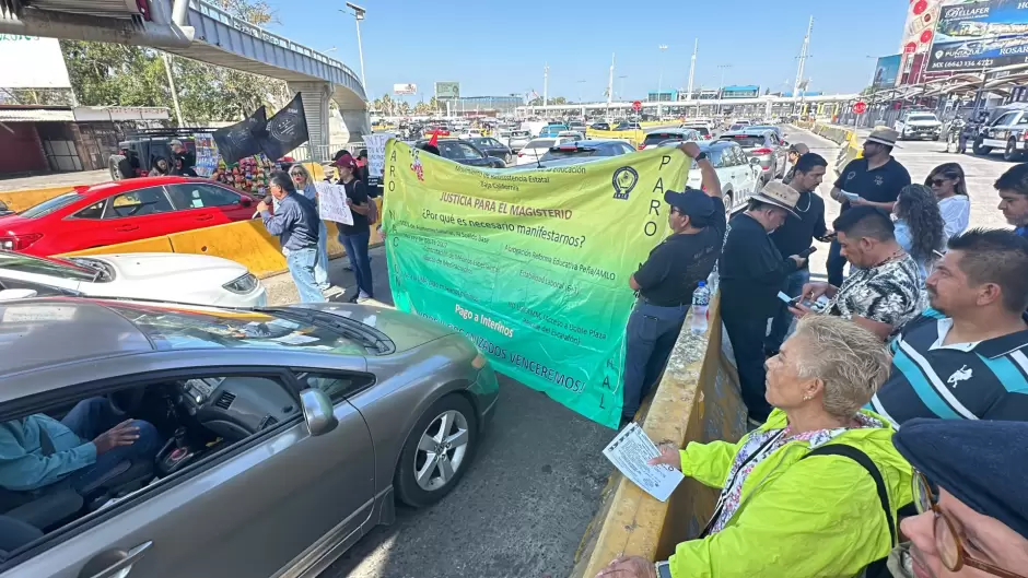 Maestros provocaron retrasos de una hora por bloqueos en la Sentri de San Ysidro