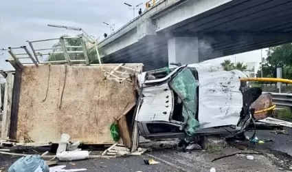 Veh�culo cae de distribuidor vial en Morelos