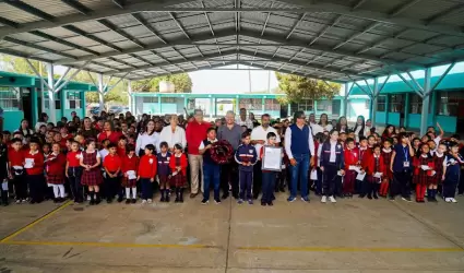 Entrega alcalde techumbre en primaria "Jos� Mar�a Morelos y Pav�n"