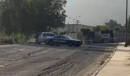 Abandonan cadver envuelto en cobija cerca del estadio de bisbol en la colonia 