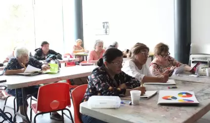 Pintura y expresin corporal para adultos mayores con "Vivan los abuelos" en CEA