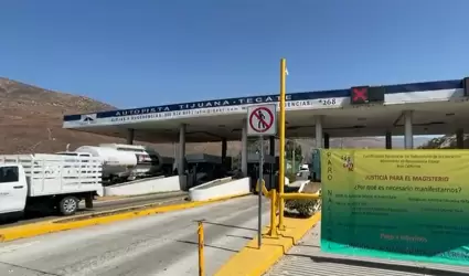 Bloqueo de caseta Tijuana - Tecate por maestros de la CNTE