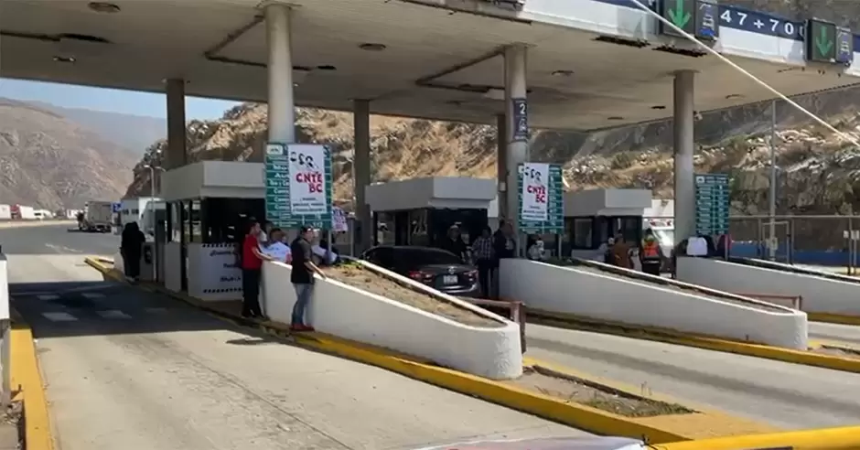 Bloqueo de caseta Tijuana - Tecate por maestros de la CNTE