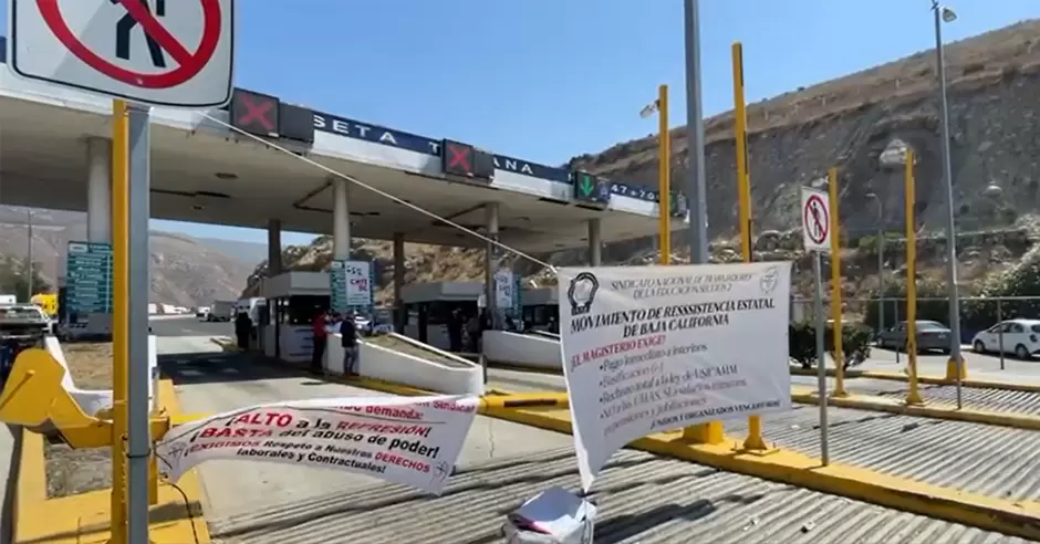 Bloqueo de caseta Tijuana - Tecate por maestros de la CNTE