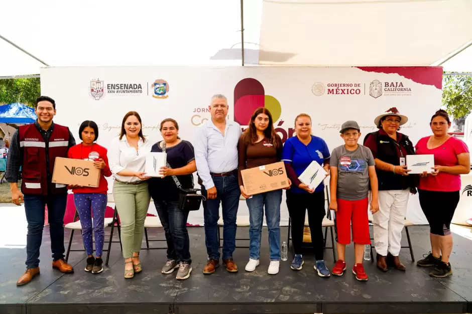 Entrega alcalde ms de 300 apoyos sociales en la colonia 89