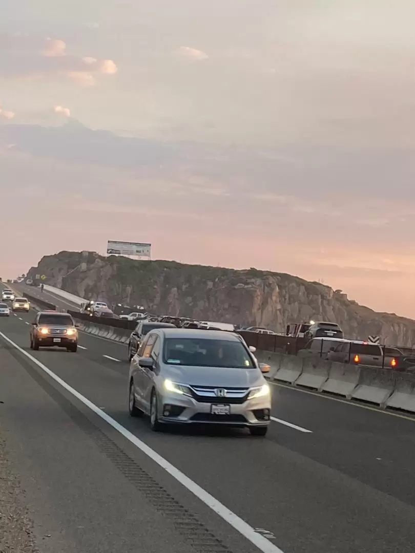 Cierre de puente peatonal en la Misin genera riesgos para peatones y conductores