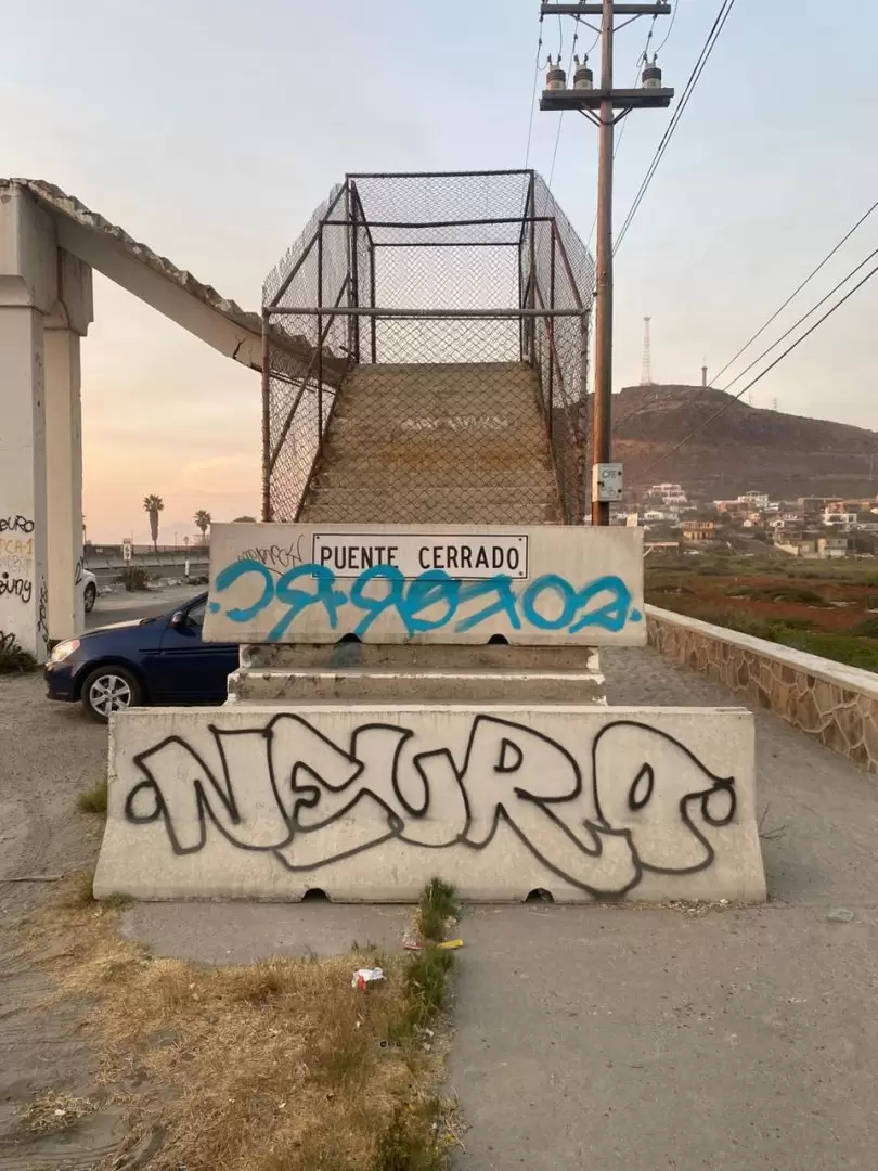 Cierre de puente peatonal en la Misin genera riesgos para peatones y conductores