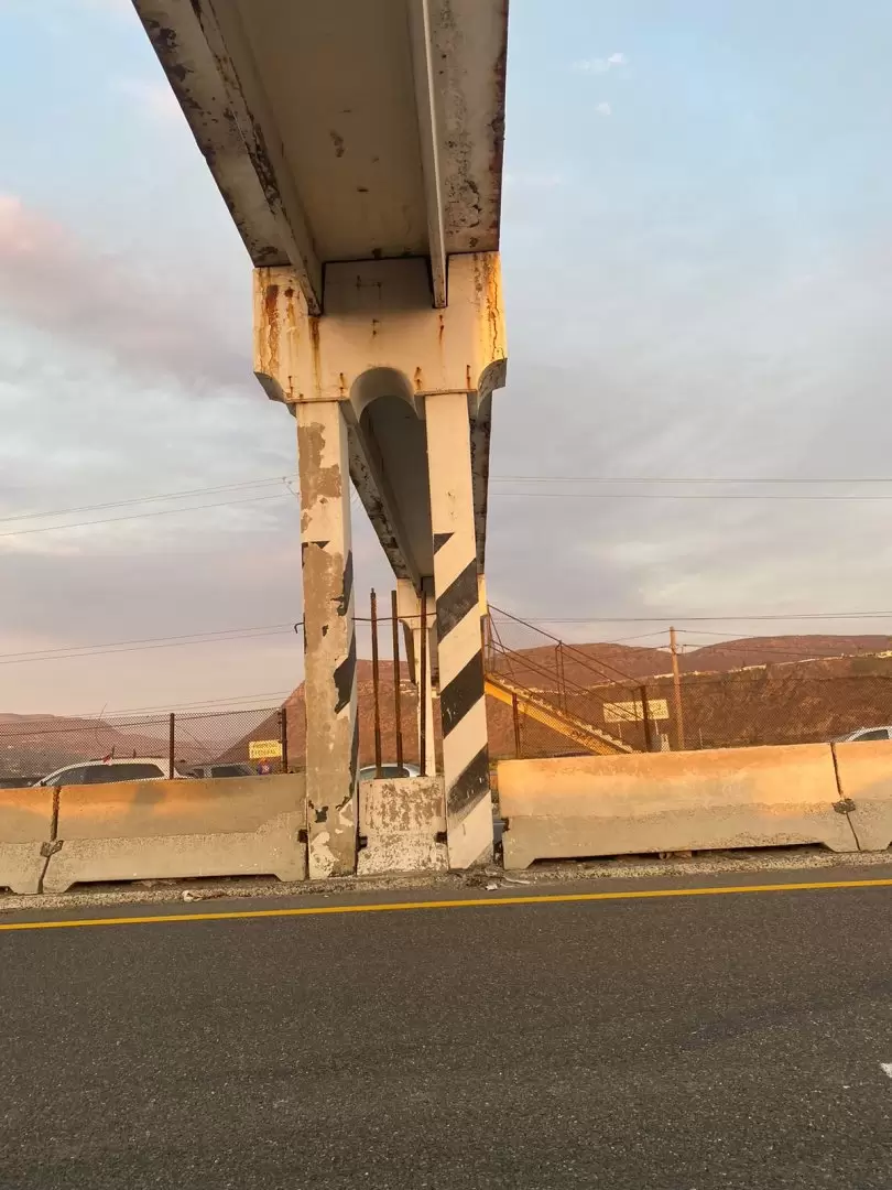 Cierre de puente peatonal en la Misin genera riesgos para peatones y conductores