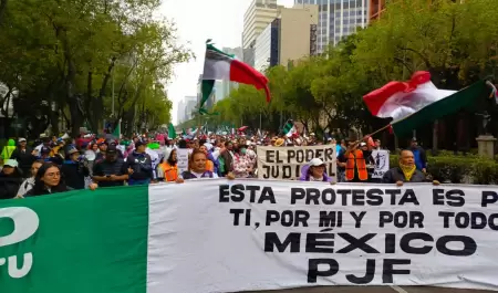 Marcha de trabajadores del Poder Judicial que se manifiestan contra la reforma j