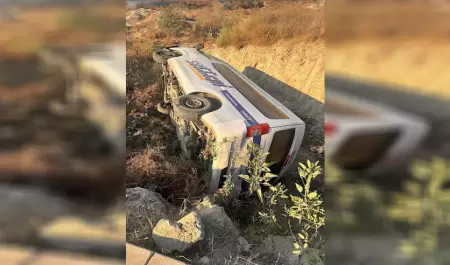 Camin de transporte de personal se volc en la colonia El Tecolote; no hubo her