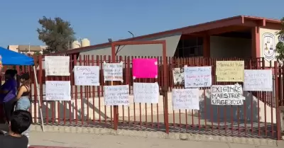 Padres toman primaria en la colonia Villa por falta de pago y falta de maestros