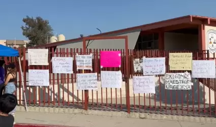 Padres toman primaria en la colonia Villa por falta de pago y falta de maestros