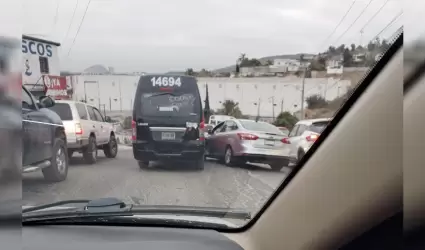 Choque entre taxi y vehculo particular causa trfico lento en Daz Ordaz