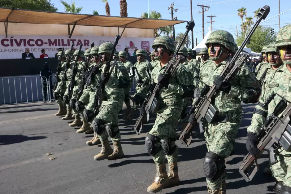 Encabeza Alfredo lvarez Crdenas desfile cvico-militar del 214 aniversario de la Independencia de Mxico en BC