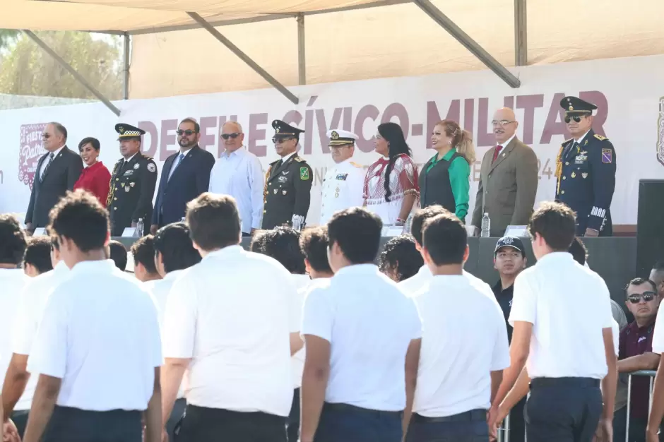 Encabeza Alfredo lvarez Crdenas desfile cvico-militar del 214 aniversario de la Independencia de Mxico en BC