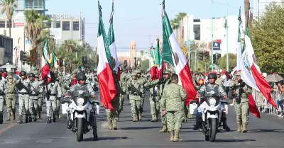 Encabeza Alfredo lvarez Crdenas desfile cvico-militar del 214 aniversario de 