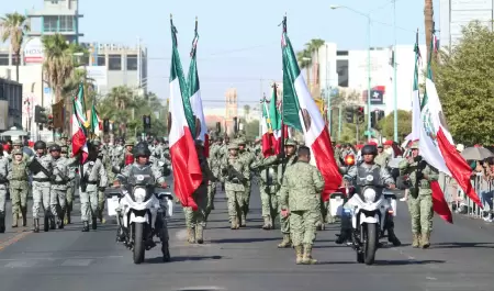 Encabeza Alfredo lvarez Crdenas desfile cvico-militar del 214 aniversario de