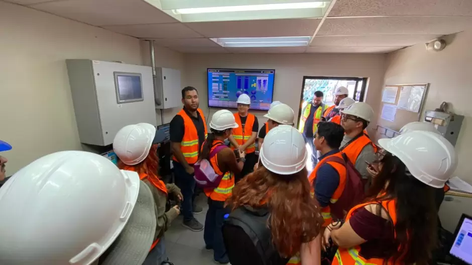 Alumnos de fotoperiodismo de la UABC visitan planta potabilizadora