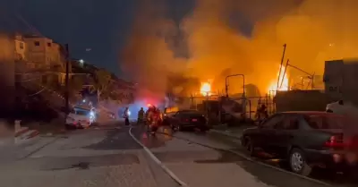 Incendio en taller mecnico moviliz a cinco estaciones de bomberos en Tijuana