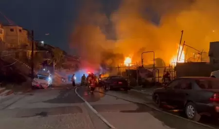 Incendio en taller mecnico moviliz a cinco estaciones de bomberos en Tijuana