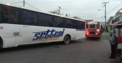 Choque entre autobuses de transporte de personal en Urbi Villas del Prado sin le