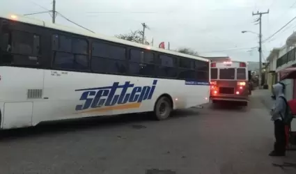 Choque entre autobuses de transporte de personal en Urbi Villas del Prado sin le