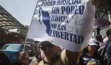 Trabajadores del Poder Judicial se manifiestan afuera de la sede del Consejo de 