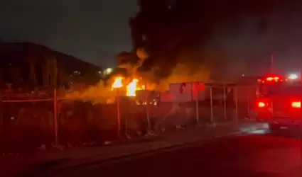 Incendian trece tractocamiones en empresa de distribucin de fruta en la Va Rp