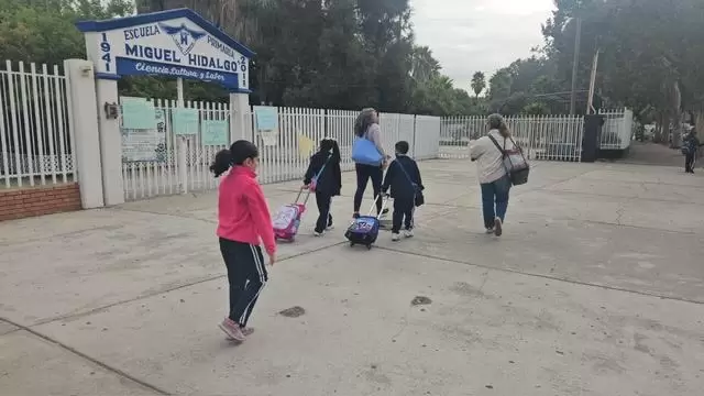 Toman escuela primaria por falta de maestros; comit de padres responde que hay dos auxiliares cubriendo