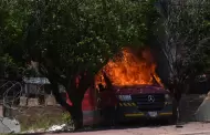 Normalistas de Ayotzinapa lanzan petardos e incendian camioneta