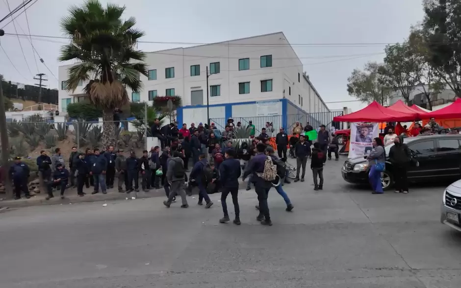 Campamento al exterior de la empresa Prime Wheel