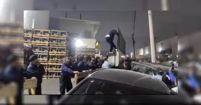 Trabajadores de Prime Wheel ingresaron a la planta saltando la barricada