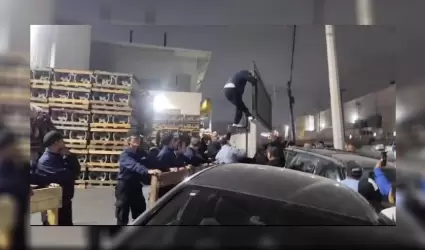 Trabajadores de Prime Wheel ingresaron a la planta saltando la barricada