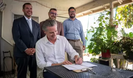 Gobernador Newsom firma leyes para reparar sistemas de alcantarillado