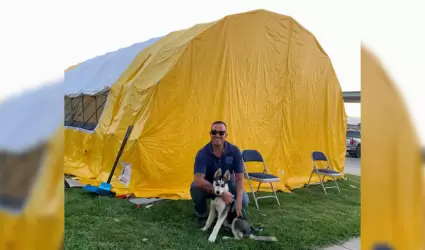 El Supervisor de cuidado animal, Manny Salazar, posa con un husky evacuado