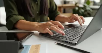 Mujer con una computadora