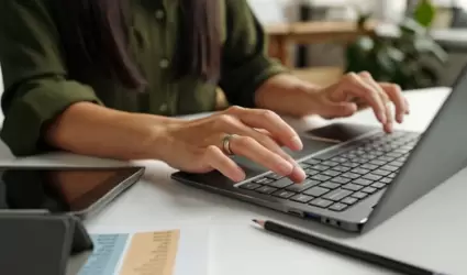 Mujer con una computadora