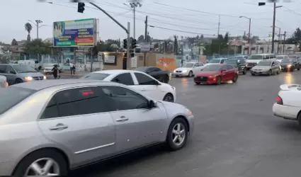 Falla de semforos provoca caos vehicular en el bulevar Cucapah