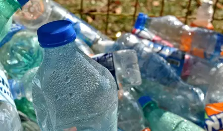 El agua embotellada tiene desventajas; exploremos alternativas ms sostenibles.