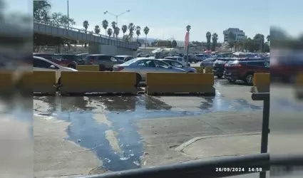 Aguas negras afectan cruce peatonal de Tijuana hacia Estados Unidos