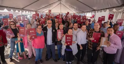 Entrega Gobierno de Baja California ttulos de propiedad a familias de la zona e