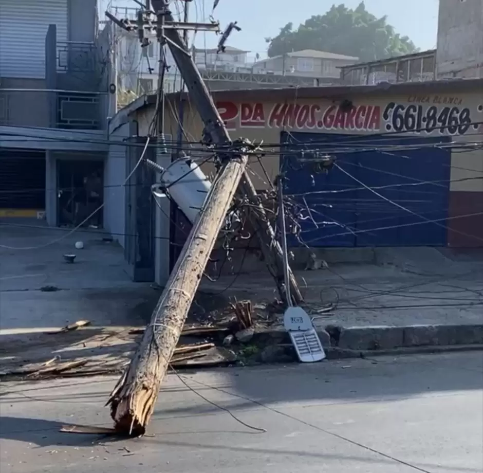 Automovilista se da a la fuga tras chocar contra poste