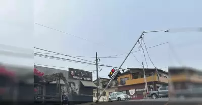 Poste de alumbrado pblico en riesgo de colapsar en la colonia Altamira