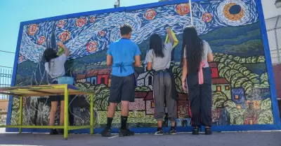 Adolescentes del Albergue Temporal del DIF realizan mural alusivo a Vincent Van 