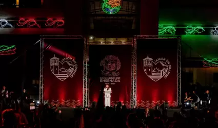 Agradece alcaldesa Claudia Agat�n al pueblo de Ensenada durante verbena popular