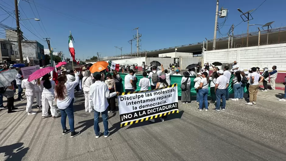 Protestan trabajadores del Poder Judicial y abogados contra reforma en la Garita de Otay